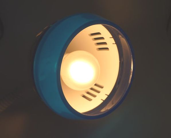画像3：ダイソーのミニ電球40W E17口金（100円ショップ・ダイソー）
